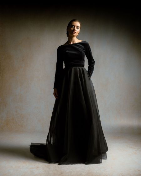 MIDNIGHT-Kleid mit V-Ausschnitt im Rückenteil und langen Ärmeln und WIND Überrock