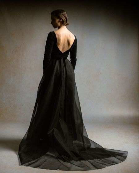 MIDNIGHT-Kleid mit V-Ausschnitt im Rückenteil und langen Ärmeln und WIND Überrock