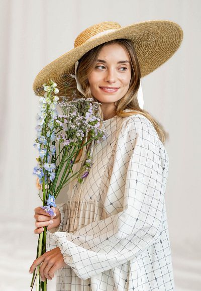 ss23_15 langes kleid mit brusteinsatz