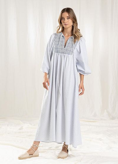 ss23_15 langes kleid mit brusteinsatz