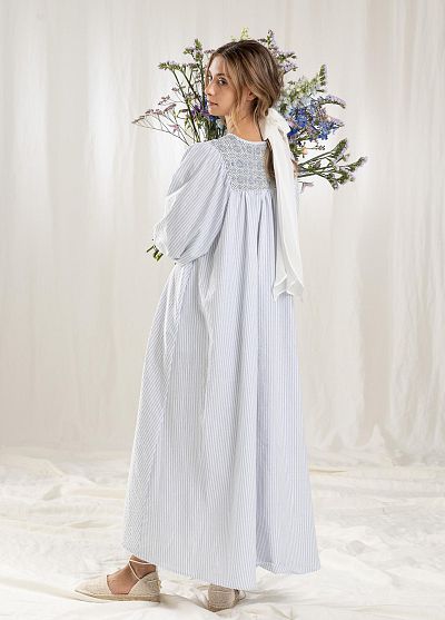 ss23_15 langes kleid mit brusteinsatz