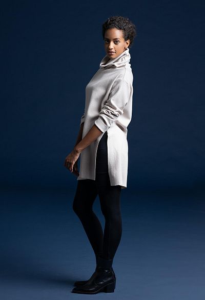 aw23_07 longpulli mit schlitzen