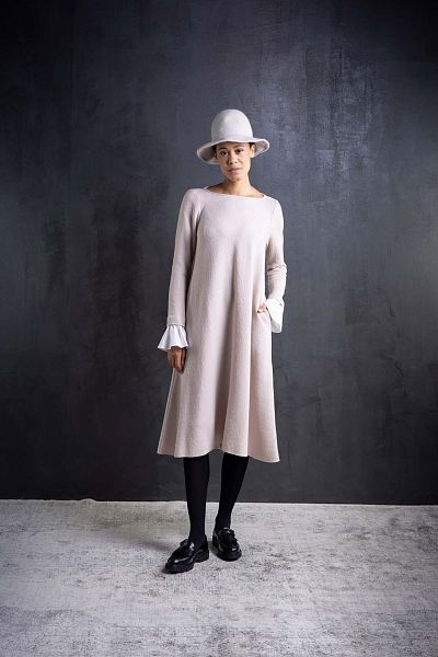 aw25_01 a-förmiges walkkleid mit blusenmanschette