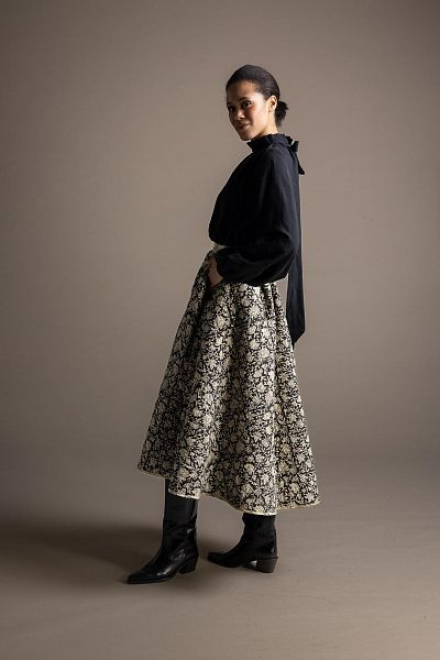 aw24_16 bluse mit faltenkragen